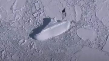 La figura de hielo tiene la forma de un barco de más de 120 metros de largo.