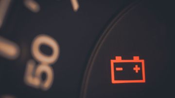 Si el testigo de la batería en el tablero del auto se enciende es señal de que algo anda mal y requiere atención inmediata.