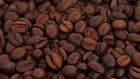 El café filtrado y el café instantáneo casi no contienen diterpenos, sustancias que pueden elevar el colesterol malo LDL y los triglicéridos