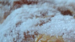 Mantén las carnes juntas en un lado del congelador o en una bandeja para que si comienzan a descongelarse, sus jugos no lleguen a otros alimentos.