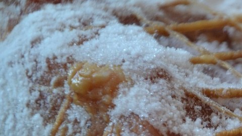 Mantén las carnes juntas en un lado del congelador o en una bandeja para que si comienzan a descongelarse, sus jugos no lleguen a otros alimentos.