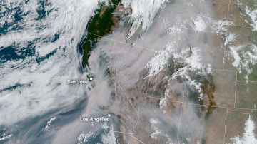 La imagen satelital muestra que el humo de incendios forestales se ha extendido a lo largo de cientos de millas.