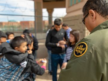 Con Nogales, Arizona, ya son site los puertos de entrada que envían migrantes a México.