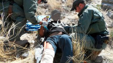 Agentes de CBP asisten a un inmigrante que se desmayó debido al calor en el desierto de Arizona.