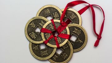 Las monedas chinas son uno de los amuletos más populares.