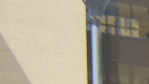 Norma Gaytán (izq.), esposa de Jorge Gaytán, y Mireya González, madre de Luis Gnzález, en huelga frente al Advocate Christ Medical Center. (Belhú Sanabria / La Raza)