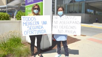 Norma Gaytán (izq.), esposa de Jorge Gaytán, y Mireya González, madre de Luis Gnzález, en huelga frente al Advocate Christ Medical Center. (Belhú Sanabria / La Raza)