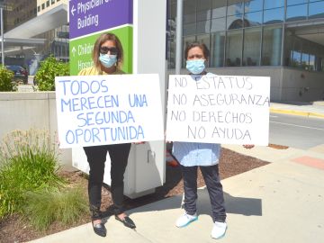 Norma Gaytán (izq.), esposa de Jorge Gaytán, y Mireya González, madre de Luis Gnzález, en huelga frente al Advocate Christ Medical Center. (Belhú Sanabria / La Raza)