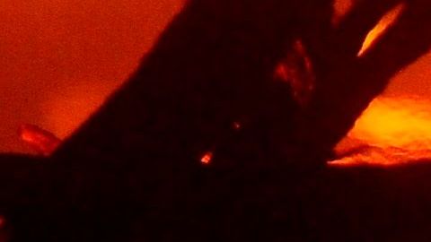 Una vivienda arde en llamas en Hennessey, cerca de Vacaville en California.