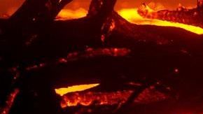 Una vivienda arde en el incendio Hennessey, cerca de Vacaville, California.