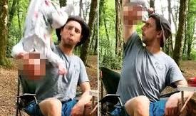 El papá agitó a su bebé frente a la cámara.