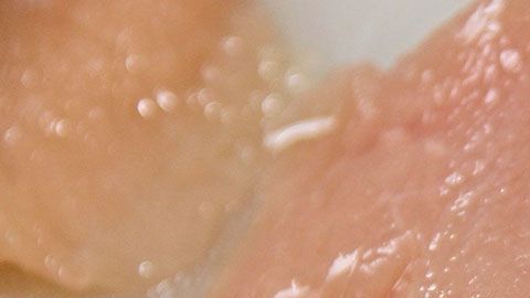 Congela, así sin importar la fecha de caducidad del paquete, el pollo estará a salvo indefinidamente. 