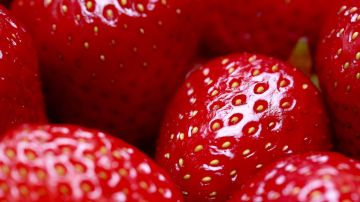 La mayoría de las frutas contienen mucha agua y fibra para equilibrar su azúcar natural, que se llama fructosa.