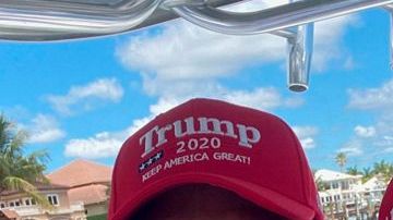 Carlos Gavidia junto a su esposa en la caravana.