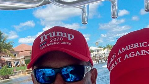 Carlos Gavidia junto a su esposa en la caravana.