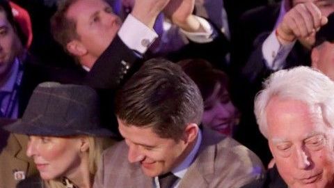 Robert abrazando a su hermano tras el triunfo electoral en 2016