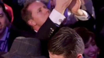 Robert abrazando a su hermano tras el triunfo electoral en 2016