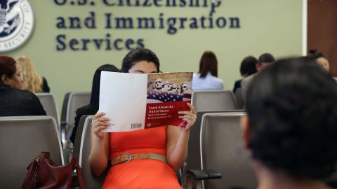 A partir del 2 de octubre suben tarifas migratorias. (Getty Images)