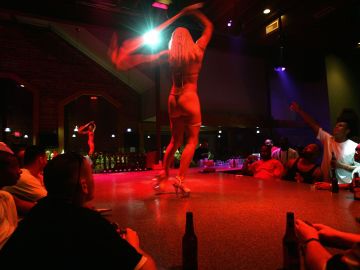 Una bailarina en un club de striptease.