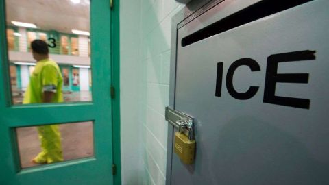 En centro de detención de ICE aumentan las huelgas de hambre.