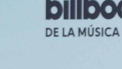 Ximena Duque junto a su esposo Jay Adkins.