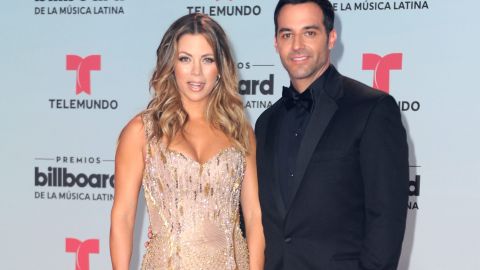 Ximena Duque junto a su esposo Jay Adkins.