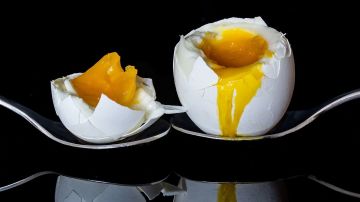 A medida que los huevos envejecen el agua en su interior se evapora a través de los poros de la cáscara y pierden peso.