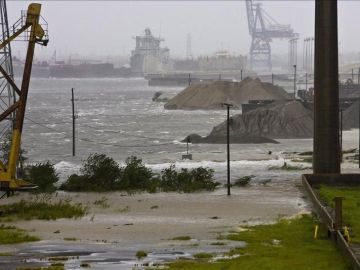 Vista del Canal Industrial, en Nueva Orleans, Louisiana (EEUU) tras el huracán "Katrina", uno de intensificación rápida.