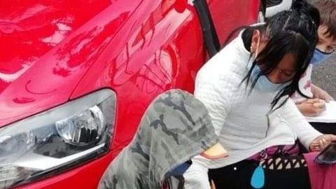 La mujer cuida carros en las calles.