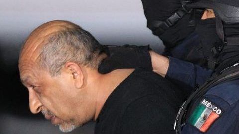 CORRIGE CRÉDITO MEX34. CIUDAD DE MÉXICO (MÉXICO), 27/02/2015.- El líder del cártel de Los Caballeros Templarios Servando Gómez Martínez alias "La Tuta" es escoltado hoy, viernes 27 de febrero de 2015, en el hangar de la Procuraduría General de la República (PGR, fiscalía) en Ciudad de México, por agentes federales hacia el helicóptero que lo llevará al penal de máxima seguridad del Altiplano, en el Estado de México. Gómez fue capturado por fuerzas especiales, en la madrugada de hoy en la ciudad de Morelia del estado de Michoacán, gracias a una larga labor de seguimiento que permitió penetrar sus círculos de seguridad, dijo hoy el comisionado nacional de Seguridad, Monte Alejandro Rubido. EFE/Mario Guzmán