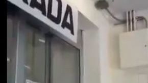 Insultó y humilló a los vigilantes.