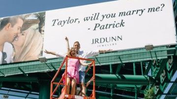 Patrick y su novia Taylor posaron frente a la valla publicitaria tras la petición de matrimonio.