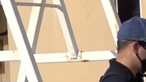 Dos oficiales custodian parte del cargamento confiscado por la Guardia Costera de Estados Unidos.