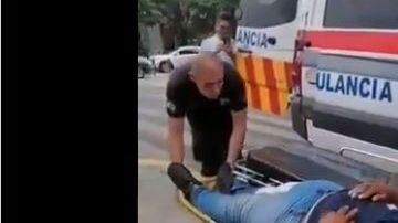 El hombre fue bajado de la ambulancia.