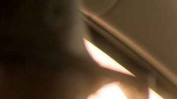 La mujer le reclamaba airadamente mientras el auto seguía en movimiento.