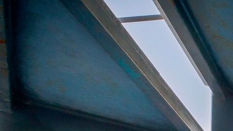 La joven pareja, incluso, lanzó agua a los niños que andaban cerca de ellos.