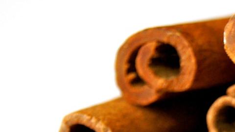 Se considera seguro el consumo de canela menor a 6 gramos al día.