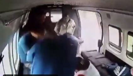 Golpean a ladrón en transporte público.