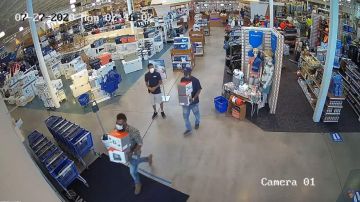 Captura de las cámaras de seguridad donde se ve a los ladrones robando mercancía de una tienda West Marine de Fort Lauderdale.