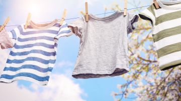 La controvertida imagen que generó una polémica inolvidable sobre el método correcto para colgar la ropa.