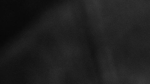 Al estar a oscuras, encendió accidentalmente la cortadora.