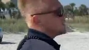 La mujer fue arrestada por su vestimenta.