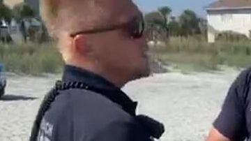 La mujer fue arrestada por su vestimenta.