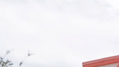 La hamburguesa tiene pico de gallo fresco, que incluye cilantro y jugo de limón.