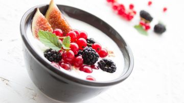 El yogur favorece la salud intestinal y puede ayudar a tratar las úlceras.
