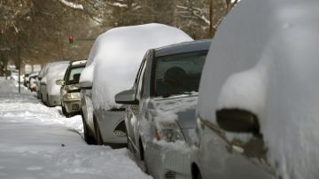 Carros sepultados por la nieve en Denver, Colorado.
