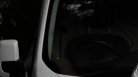 100391977_hi045497623