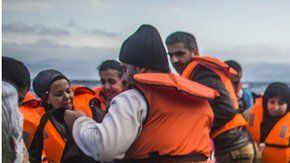 Este éxodo masivo trajo grandes tragedias, como la muerte de centenares de inmigrantes a bordo de barcos sobrecargados que se hundieron en el Mediterráneo.