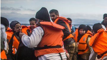 Este éxodo masivo trajo grandes tragedias, como la muerte de centenares de inmigrantes a bordo de barcos sobrecargados que se hundieron en el Mediterráneo.
