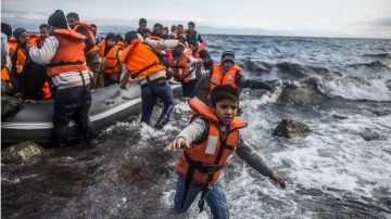 Este éxodo masivo trajo grandes tragedias, como la muerte de centenares de inmigrantes a bordo de barcos sobrecargados que se hundieron en el Mediterráneo.